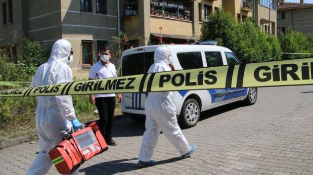 Kiraladığı otomobilinin içinde ceset buldu