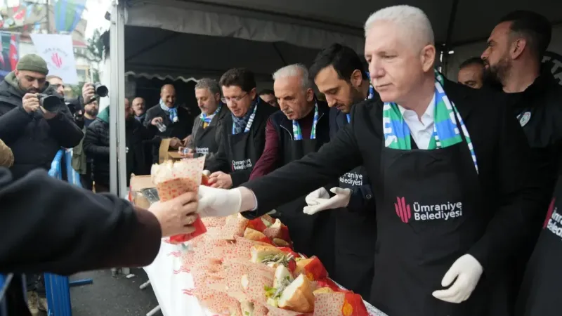 Ümraniye'de 3 ton hamsi dağıtıldı Ümraniye'de 3 ton hamsi dağıtıldı