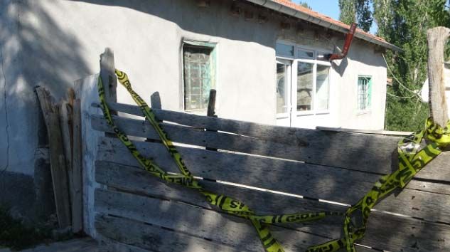 Anne 3 haftalık çocuğunu boğarak öldürdü