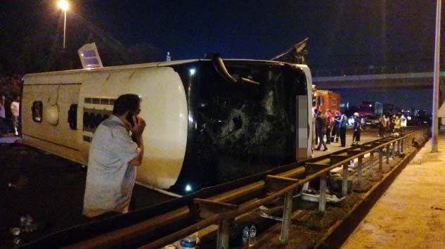 TEM Otoyolu’nda yolcu otobüsü devrildi: 1 ölü, 17 yaralı