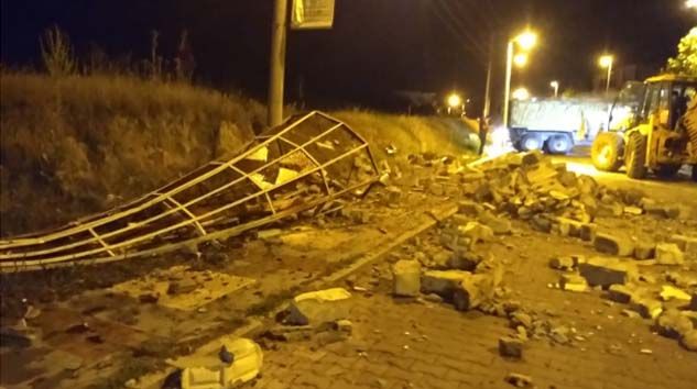 Manisa’da şiddetli fırtına cami minaresini yıktı