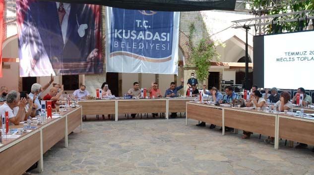 Kuşadası’nda CHP ile AK Parti arasında faaliyet raporu polemiği sürüyor