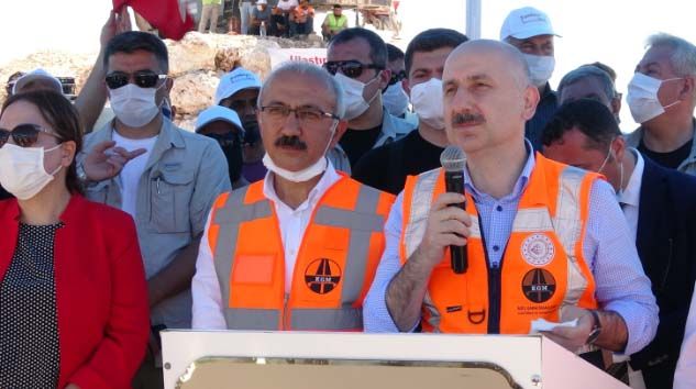 Bakan Karaismailoğlu: Hayatınızı kolaylaştıracak projelerle yanınızda olacağız