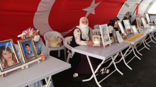 HDP önündeki evlat nöbetinde bir aile daha çocuğuna kavuştu