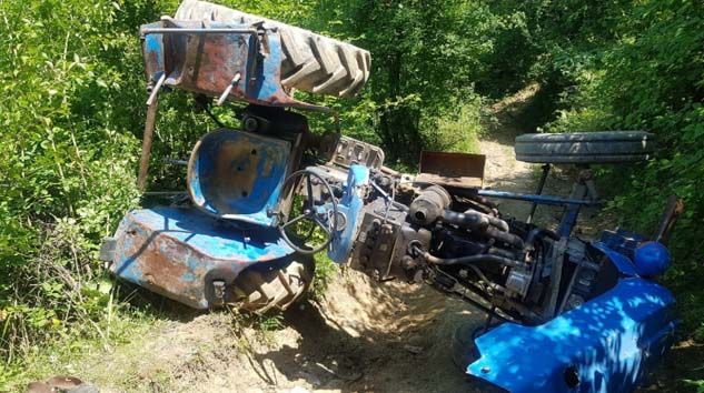 Tarlaya giderken devrilen traktörün altında kalan yaşlı adam öldü