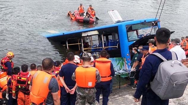 Çin’de gölete düşen öğrenci otobüsünde bulunan 21 kişi hayatını kaybetti