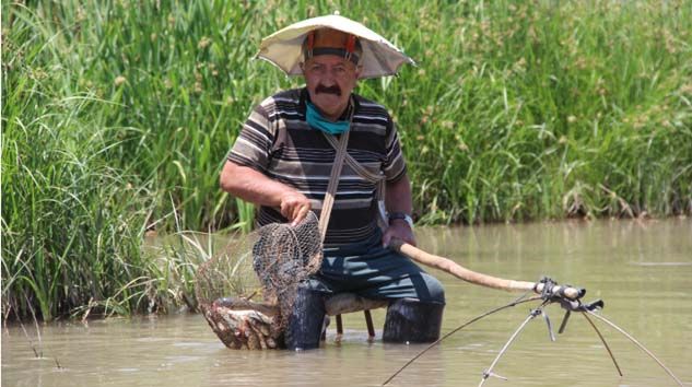 Yaşlı adam balık tutma yöntemiyle şaşırttı