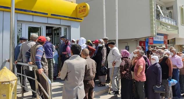 PTT önünde kuyruk uzadı, sosyal mesafe unutuldu