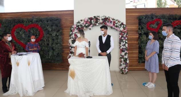 Kepez’de açık havada sosyal mesafeli nikah töreni