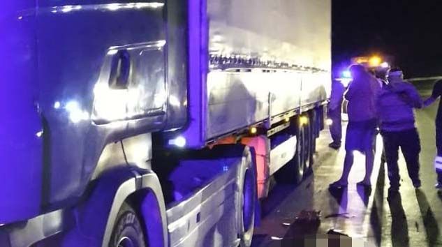 TEM’de, sürücü değiştirmek için tırdan inen 2 kişiye tır çarptı: 1 ölü, 1 yaralı