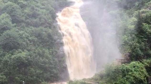 Rize’nin turizm merkezi Ağaran Şelalesi yine taştı