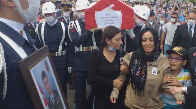 Şehit eşinin üniforması ile törene katıldı