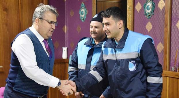 Temizlik işçisi bulduğu 90 bin TL’lik çeki sahibine verdi