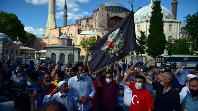 Karar sonrası Ayasofya’da dua ettiler