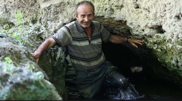 Şifa bulmak için içi su dolu tünelden geçiyorlar