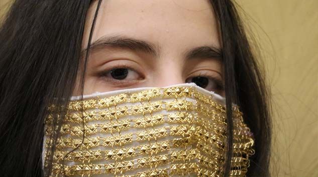 Gelinlere altın işlemeli maske