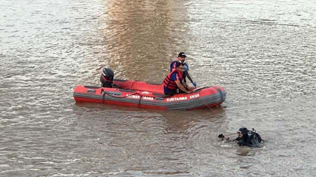 Serinlemek amacıyla çaya giren Mahmut Uyur ve yeğeni Cebrail Uyur boğuldu