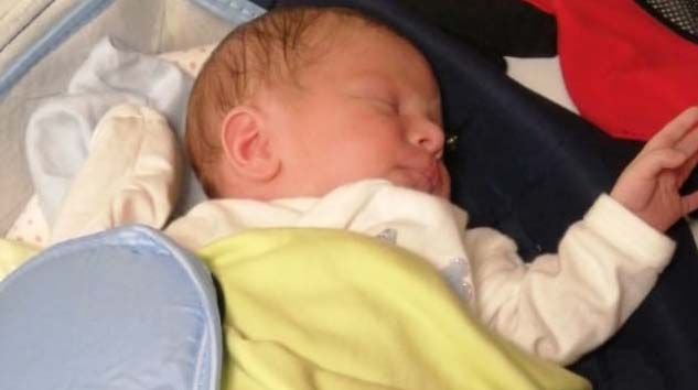 Fatih’te surların dibinde terk edilmiş bebek bulundu