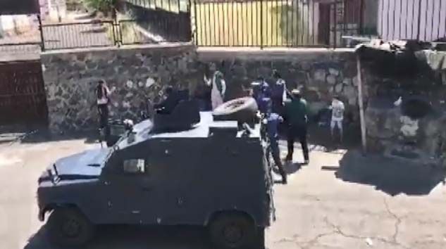 Babaları tarafından rehin alınan 3 çocuk polisin çalışması ile kurtarıldı