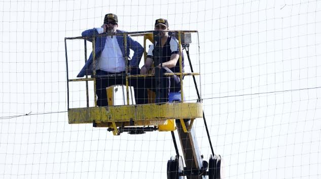 Cezalı başkan maçı vinç üzerinden izledi