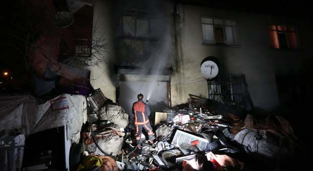 Yanan evden 4 kişiyi bekçiler kurtardı