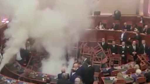 Arnavutluk parlamentosunda sis bombası atıldı Arnavutluk parlamentosunda sis bombası atıldı
