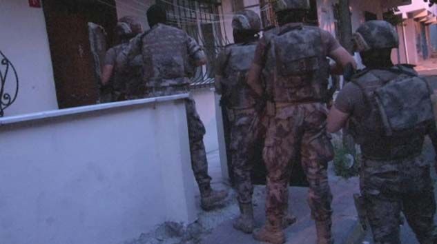 İstanbul Emniyeti’nden zehir tacirlerine şafak operasyonu: 75 gözaltı