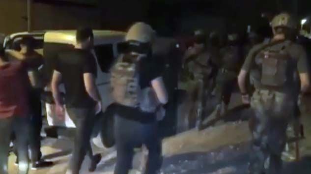 Yaşlıları hedef alan çete üyeleri yataklarından toplandı