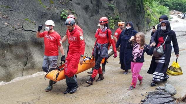 Rize’deki selde mahsur kalan 100 kişi tahliye edildi