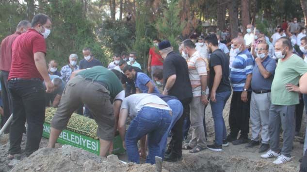 Kaza kurbanı 3 kişilik aile yan yana toprağa verildi