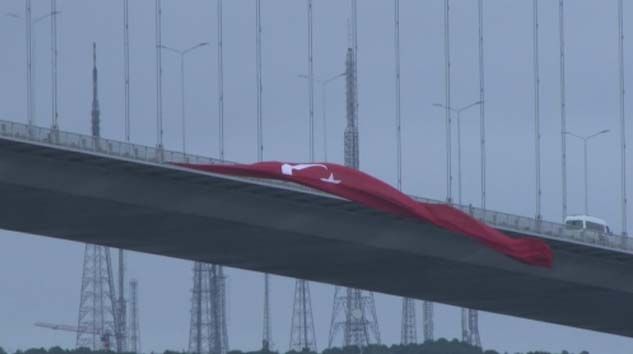 15 Temmuz Şehitler Köprüsü’ne dev Türk bayrakları asıldı