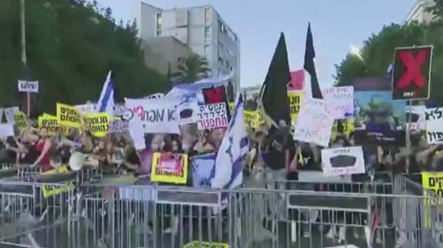 İsrail’de binlerce protestocu yolsuzlukla suçlanan Netanyahu’nun istifasını istedi