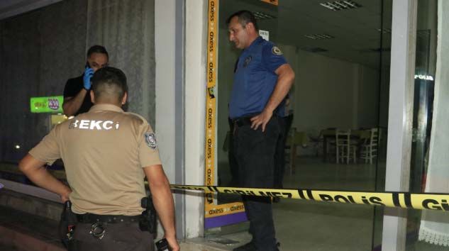 Kahvehanede oturan mrah Gülçiçek başından ve karnından vurularak öldürüldü