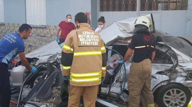 İşçi minibüsü ile otomobil çarpıştı: 1 ölü, 6 yaralı