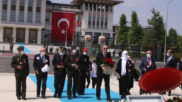 Cumhurbaşkanı Erdoğan şehit yakınları ve gazilerle birlikte 15 Temmuz Şehitler Abidesi’ne çiçek bıraktı