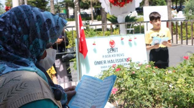 15 Temmuz kahramanı şehit Halisdemir’in kabrinde ziyaretçi yoğunluğu