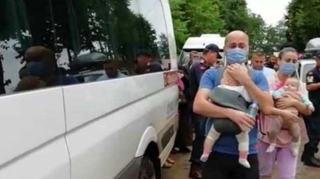 Ağaran Şelesi’nde mahsur kalan 3’ü bebek 49 kişi kurtarıldı