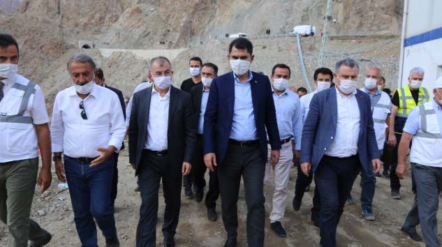 Bakan Kurum, Yusufeli’ndeki sel bölgesinde incelemelerde bulundu