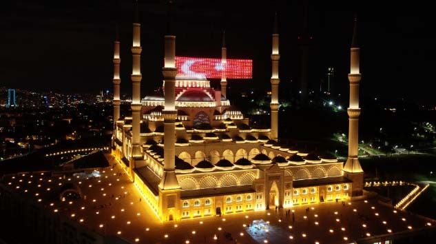 Saat 00:13’te tüm camilerden selalar yükseldi