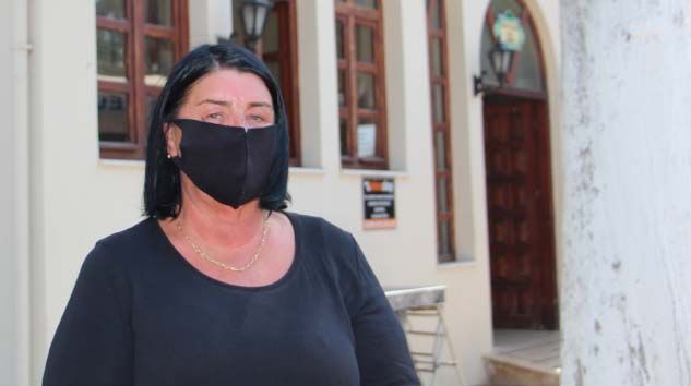 Ezandan etkilenen İrlandalı turist topladığı imzaları Kaymakamlığa teslim etti