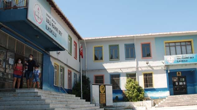 İzmir’de veliler öğretmen seçimi yapmak için kuyruğa girip sabaha kadar nöbet tuttular