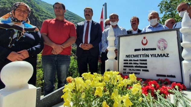Şehit öğretmen Necmettin Yılmaz kabri başında anıldı