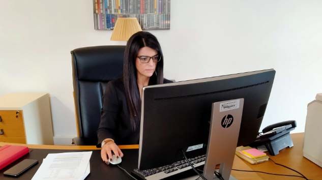 Akıllı telefonlarınız sizi hem dinliyor hem de izliyor