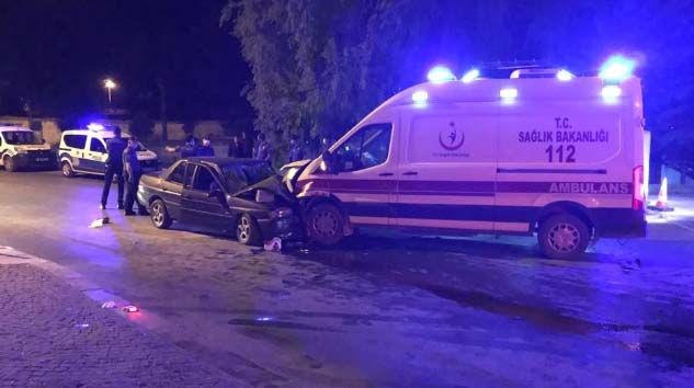 Ambulans ile otomobil çarpıştı: 1 ölü, 6 yaralı