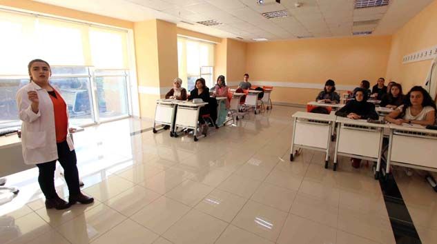 Üniversiteye hazırlanan gençlere ücretsiz yaz okulu