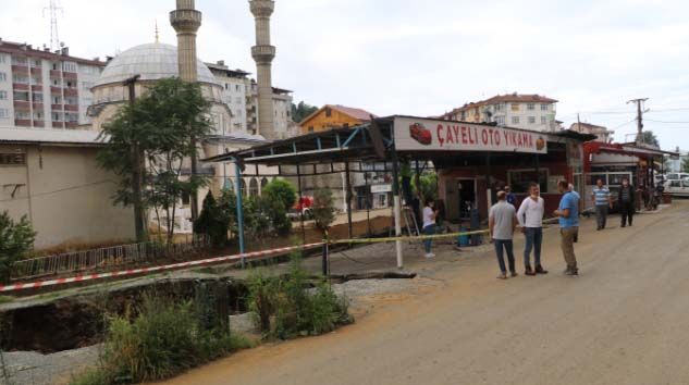 Rize’de sel sonrası dere yatağındaki binaların yıkımına başlandı