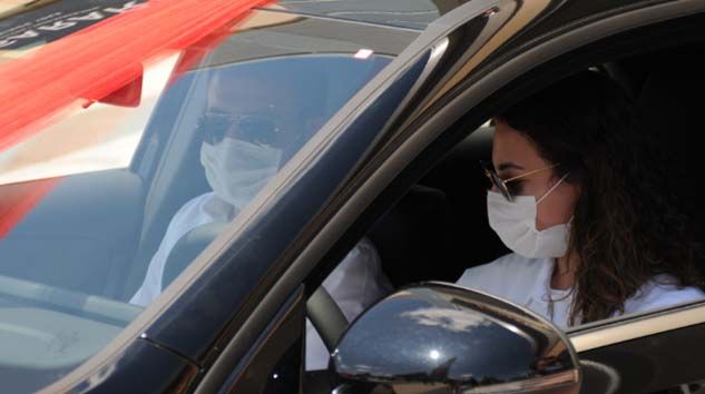 Nişan yüzüğü almaya geldiler son model otomobil kazandılar