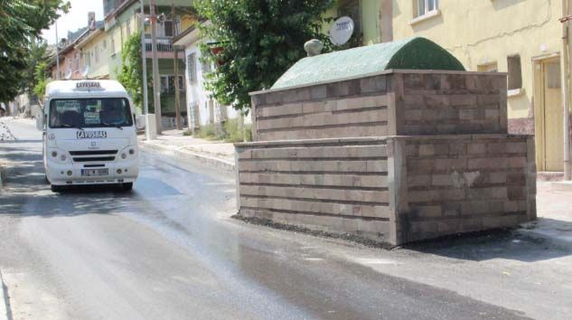 60 yıldır yol ortasında duran türbenin gizemi