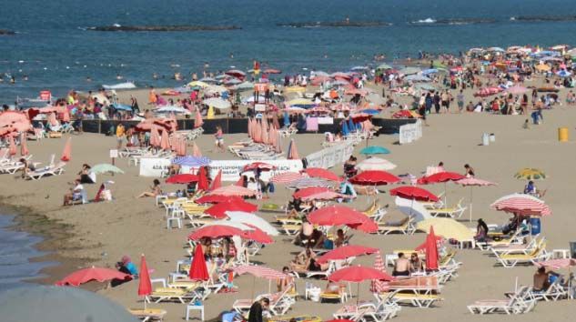 ‘İğne atsan yere düşmez’ deyimi Karasu sahilinde gerçek oldu