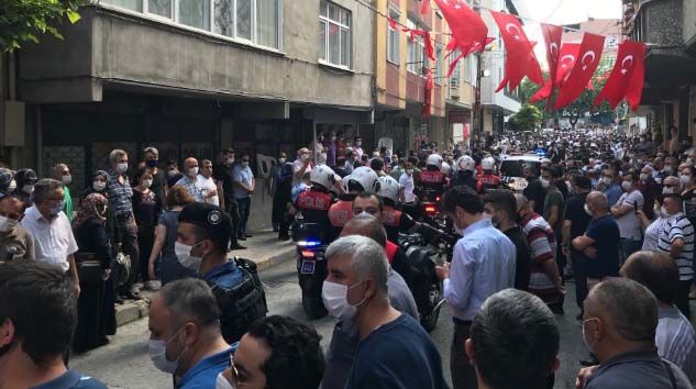 Şehit polis Erkan Gökteke’nin naaşı helallik için evine getirildi